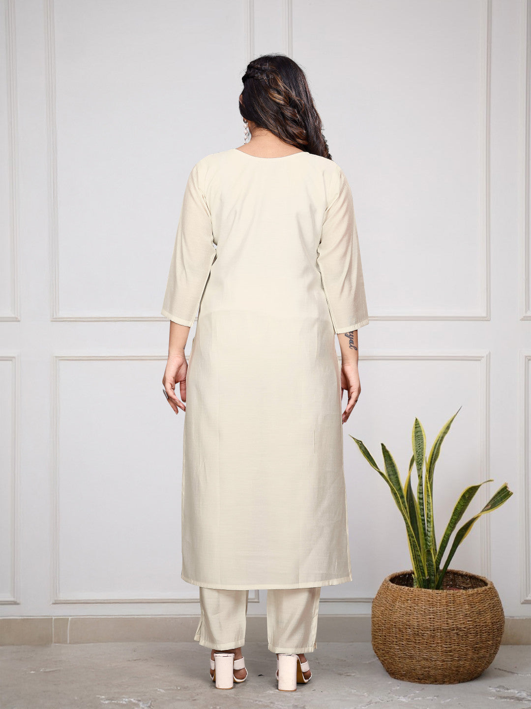 White Chanderi silk kurta and pant set with Grey Jacquard work dupatta.